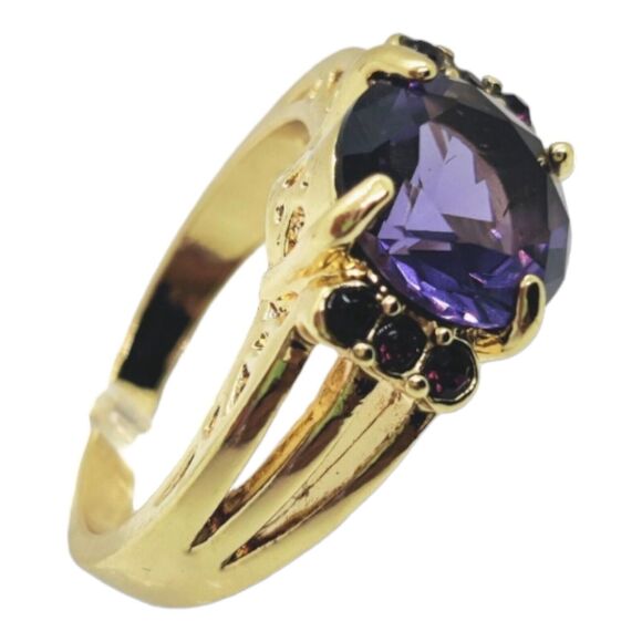 Womens Gold Tone Ring Size 8 Round Cut Solitaire Purple Rhinestone with Accents - Picture 3 of 6